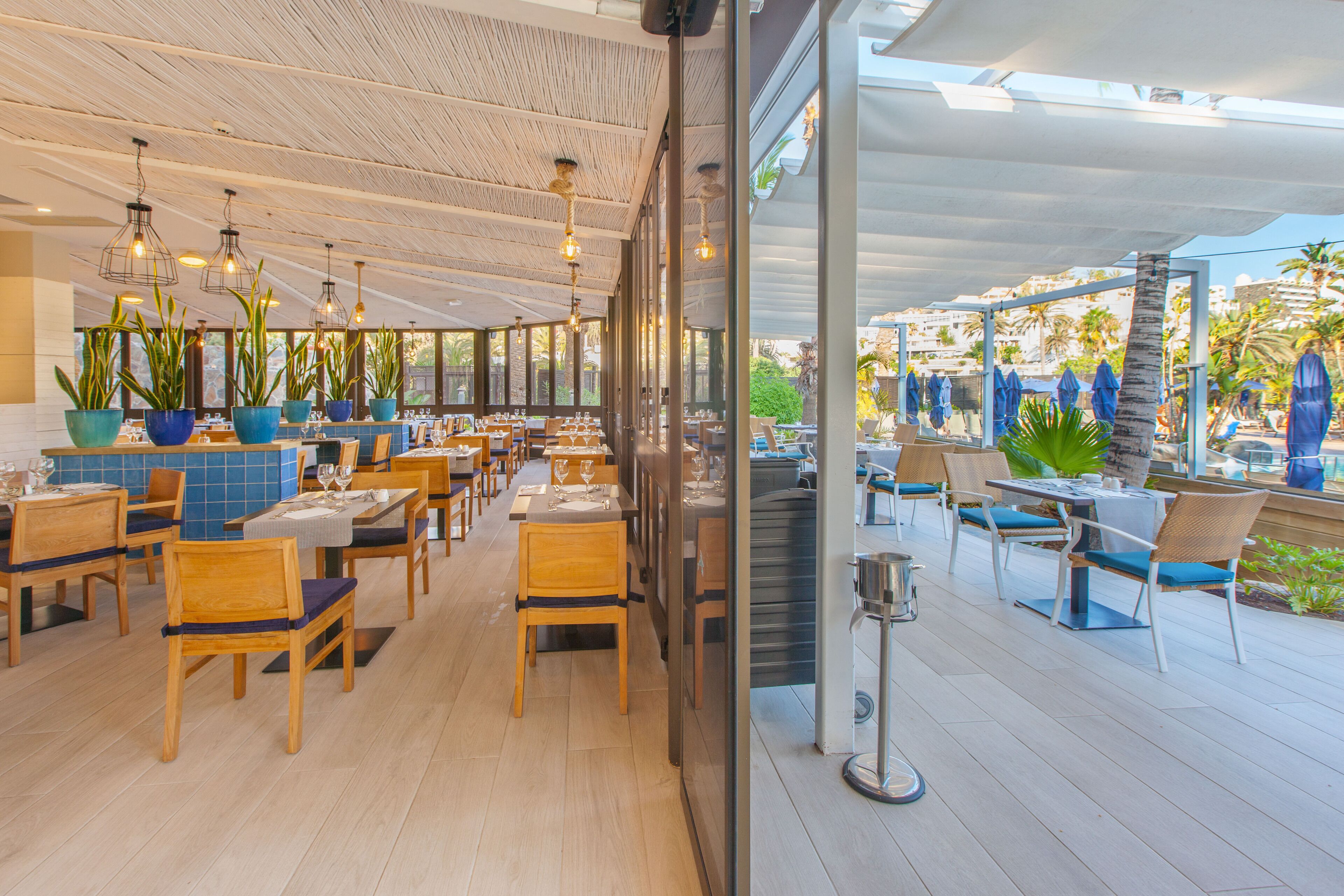 2 restaurants, breakfast, lunch, dinner served; international cuisine 