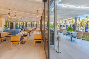 2 restaurants, spécialités Cuisine internationale