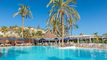 2 piscines extérieures, parasols de plage, chaises longues