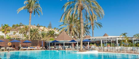 2 piscines extérieures, parasols de plage, chaises longues