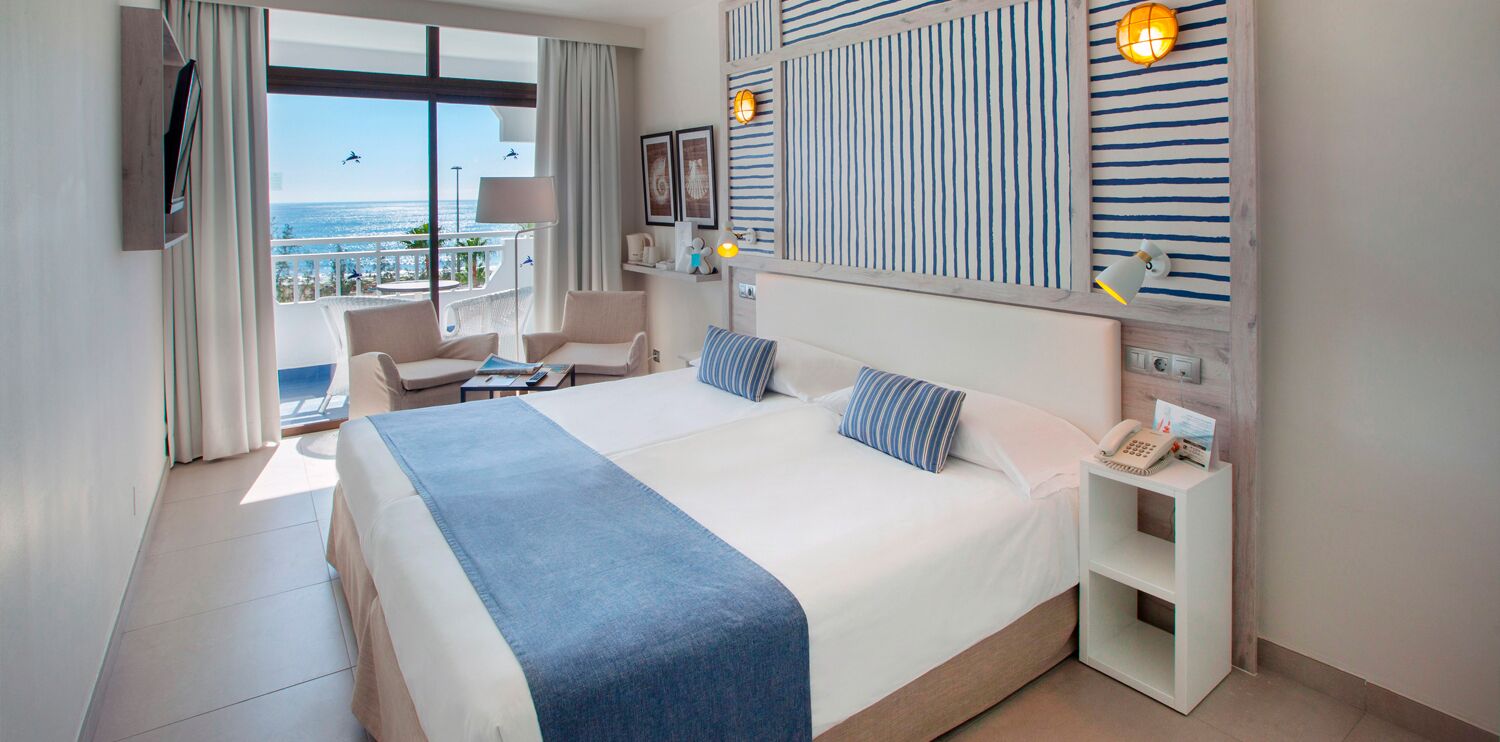 Minibar, free WiFi, bed sheets