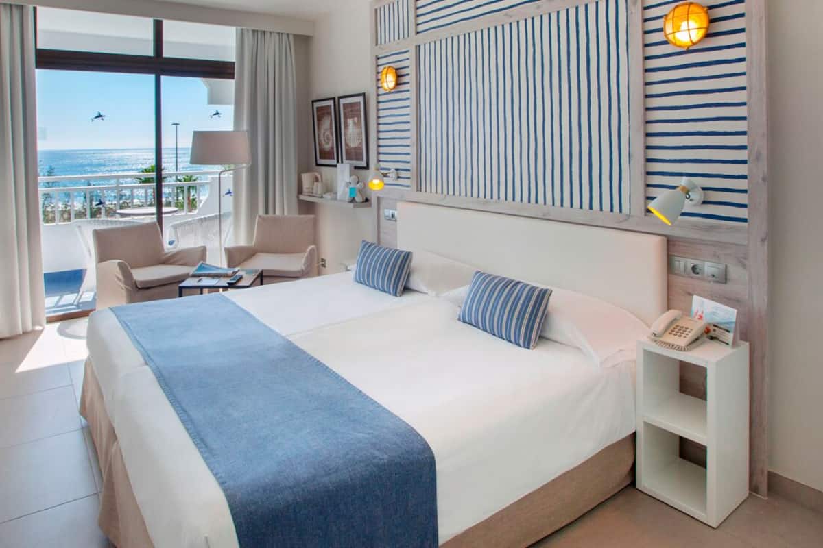 Minibar, free WiFi, bed sheets