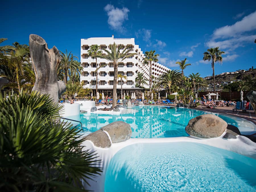2 outdoor pools, pool umbrellas, sun loungers