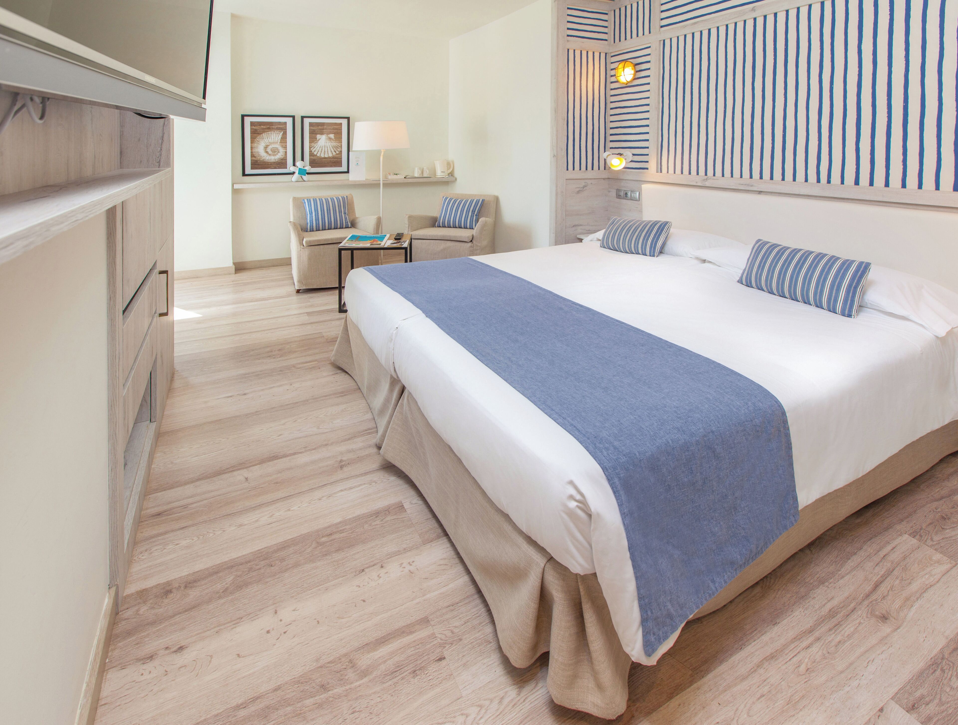Minibar, free WiFi, bed sheets