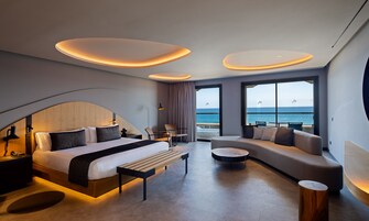 Suite Junior, balkon, pemandangan laut | Seprai premium, minibar, brankas, dan meja kerja
