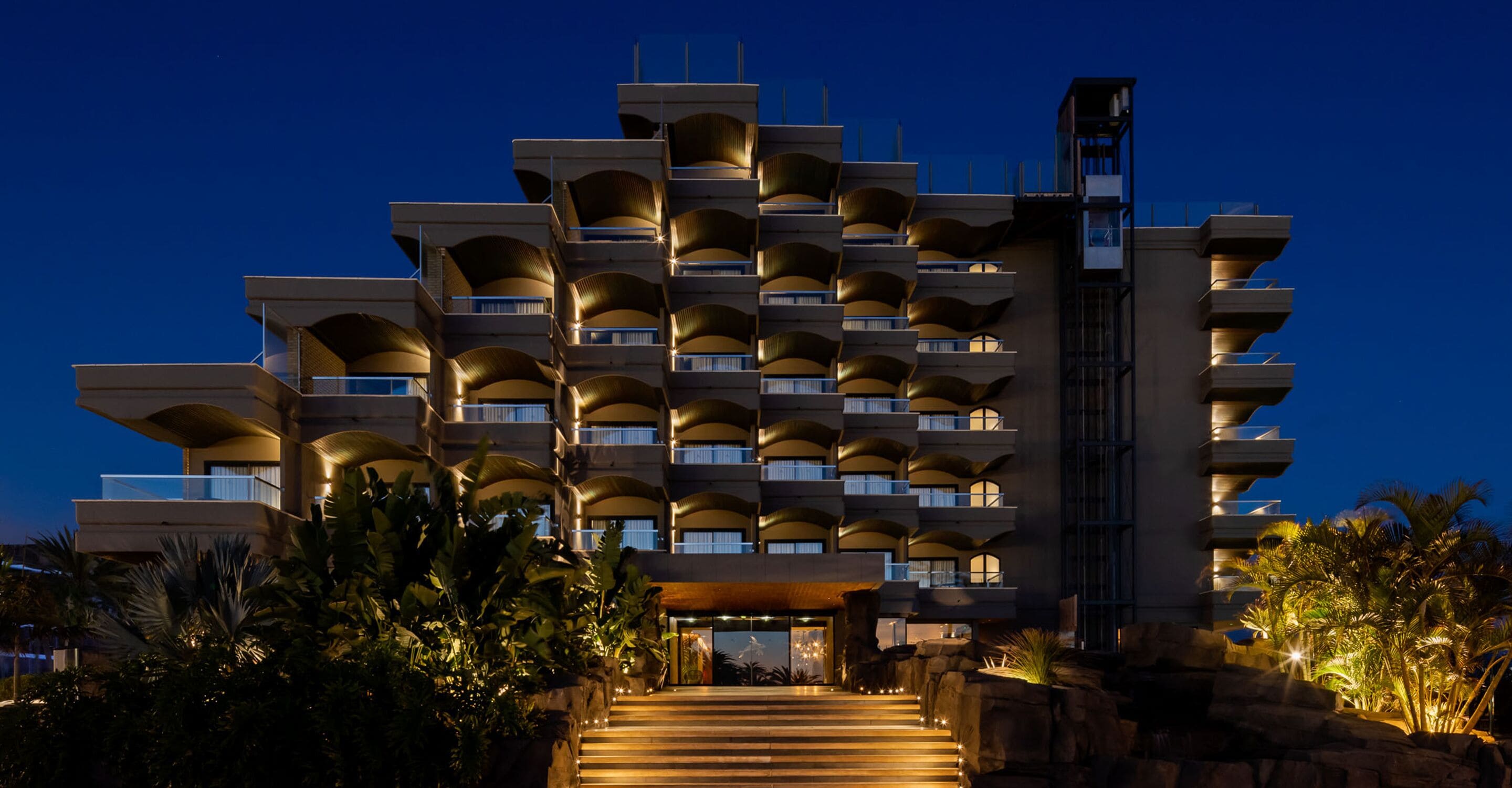 Voorkant accommodatie - avond/nacht