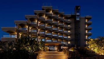 Voorkant accommodatie - avond/nacht