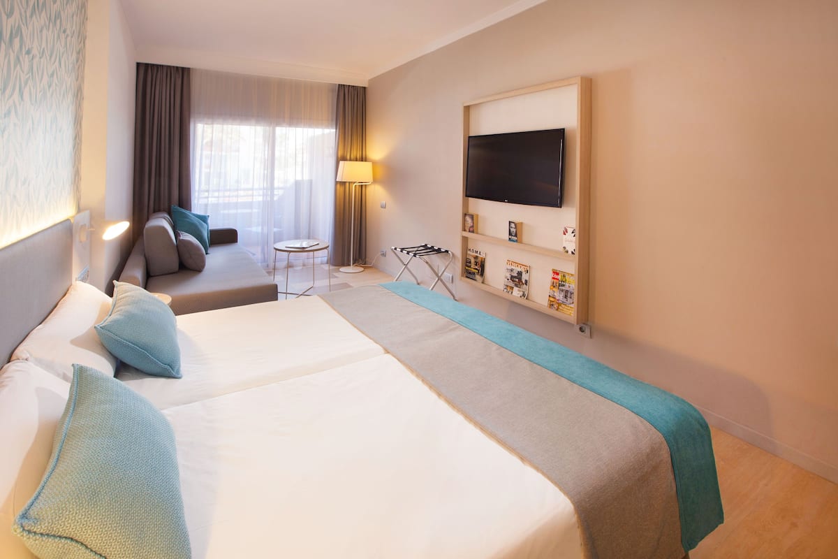 Down duvets, minibar, blackout curtains, free WiFi