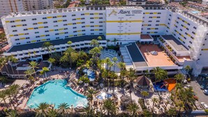 A hotel with a pool, multiple floors, and a view of the sea. - Abora Continental by Lopesan Hotels - All Inclusive (San Bartolomé de Tirajana)