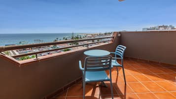 Deluxe tweepersoonskamer, balkon (Adults Only, +18) | 1 slaapkamer, donzen dekbedden, een minibar, verduisterende gordijnen