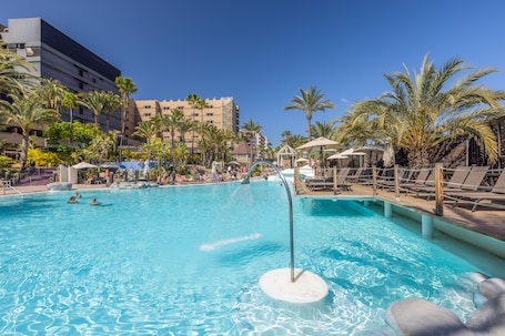 2 piscinas al aire libre, sombrillas, sillones reclinables de piscina