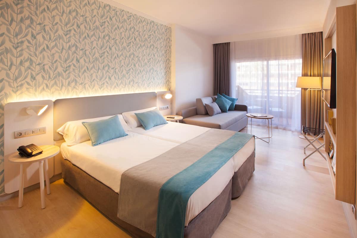 Down duvets, minibar, blackout curtains, free WiFi