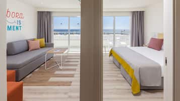 Familien-Suite, Balkon | 1 Schlafzimmer, Daunenbettdecken, Minibar, Verdunkelungsvorhänge