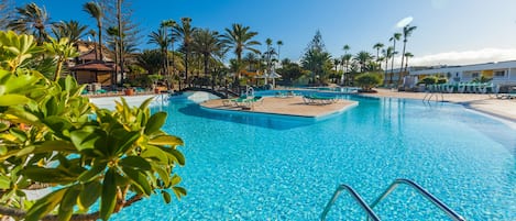 3 piscine all'aperto, ombrelloni da piscina, lettini