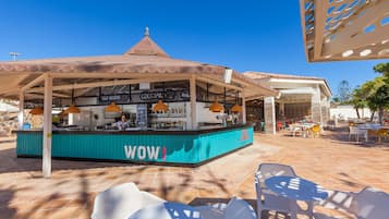 Bar à beira da piscina