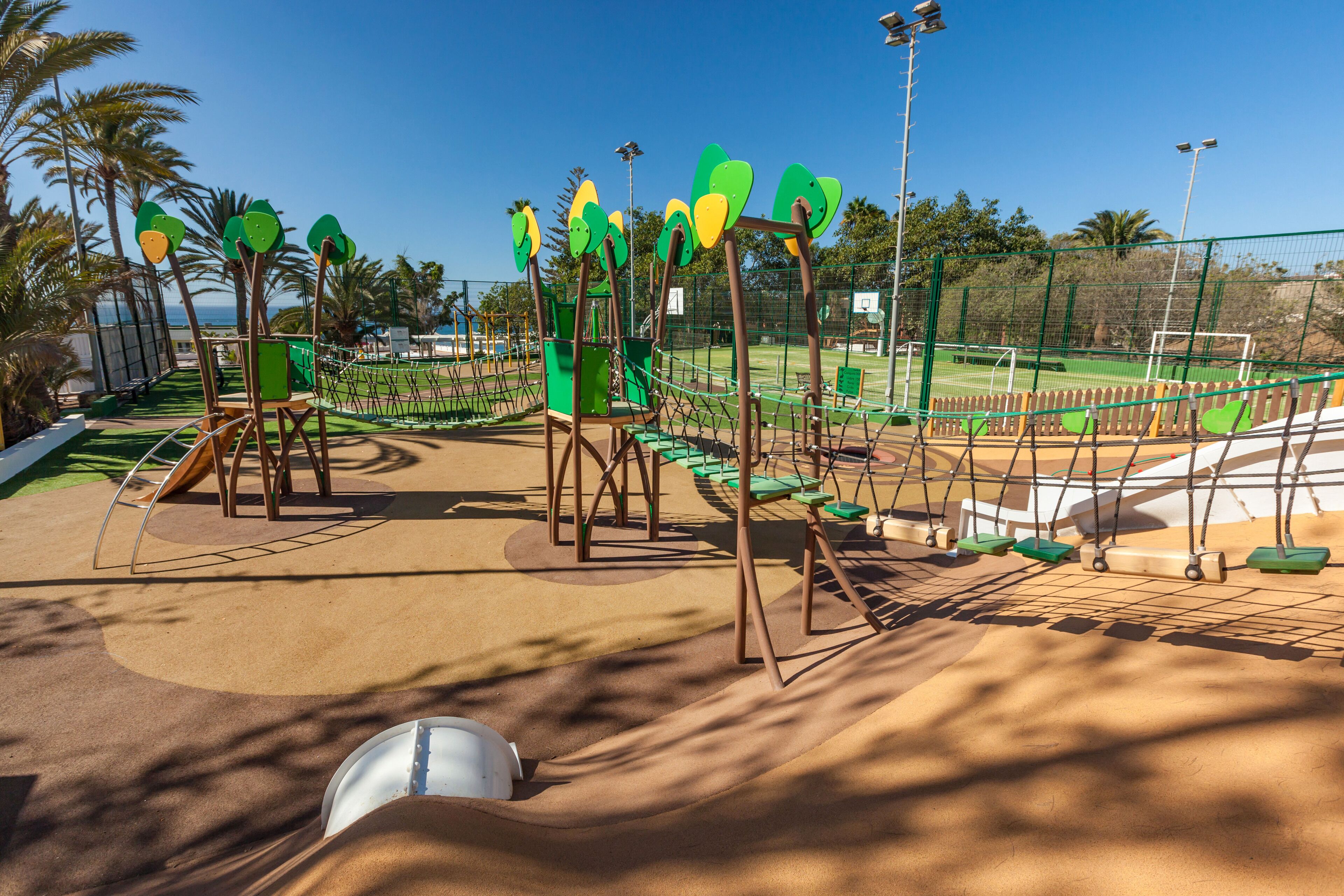 Un'area giochi con altalene, scivoli e strutture per arrampicarsi.