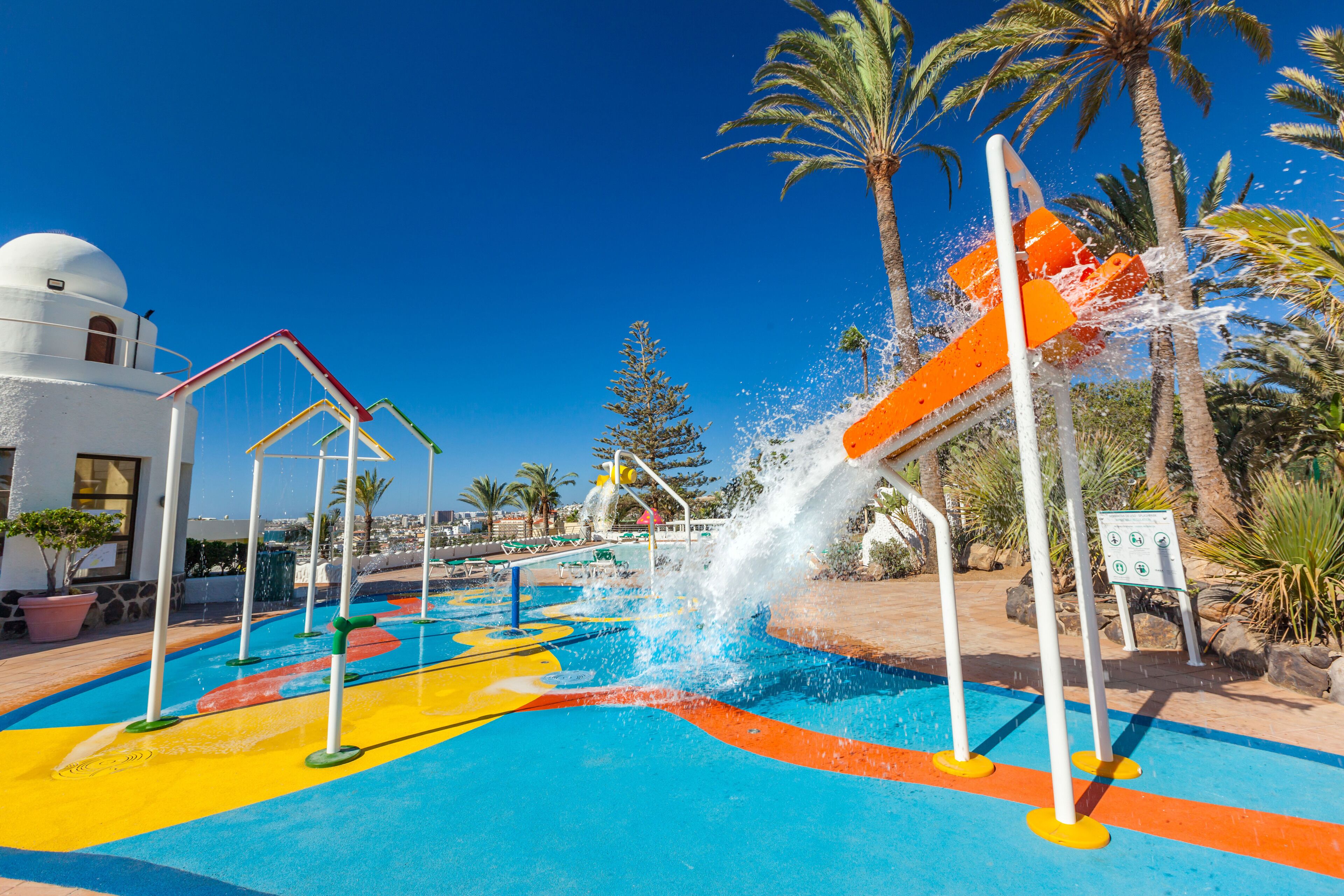 3 outdoor pools, pool umbrellas, sun loungers