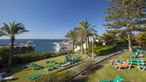 A resort with a view of the ocean, palm trees, and sun loungers. - Abora Interclub Atlantic by Lopesan Hotels - All inclusive (San Bartolomé de Tirajana)