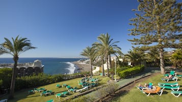 3 piscines extérieures, parasols de plage, chaises longues