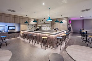 4 bar/lounge, lounge lobi dan bar di atap