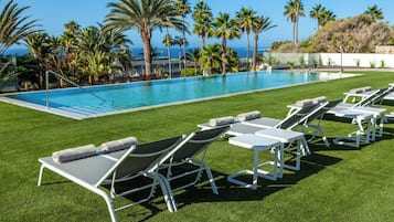 3 piscines extérieures, parasols de plage, chaises longues