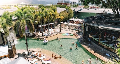 Gilligan's Backpackers Hotel & Resort
