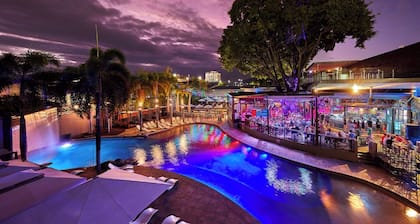 Gilligan's Backpackers Hotel & Resort