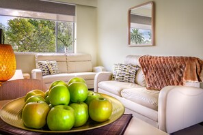 LCD TV, DVD player - Birches Serviced Apartments (East Melbourne)