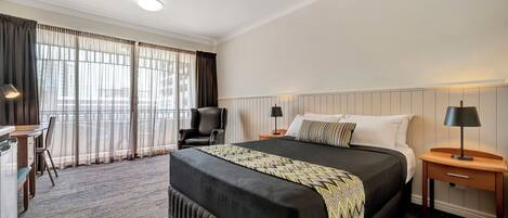 Executive Room, 1 Queen Bed | In-room safe, desk, laptop workspace, blackout drapes