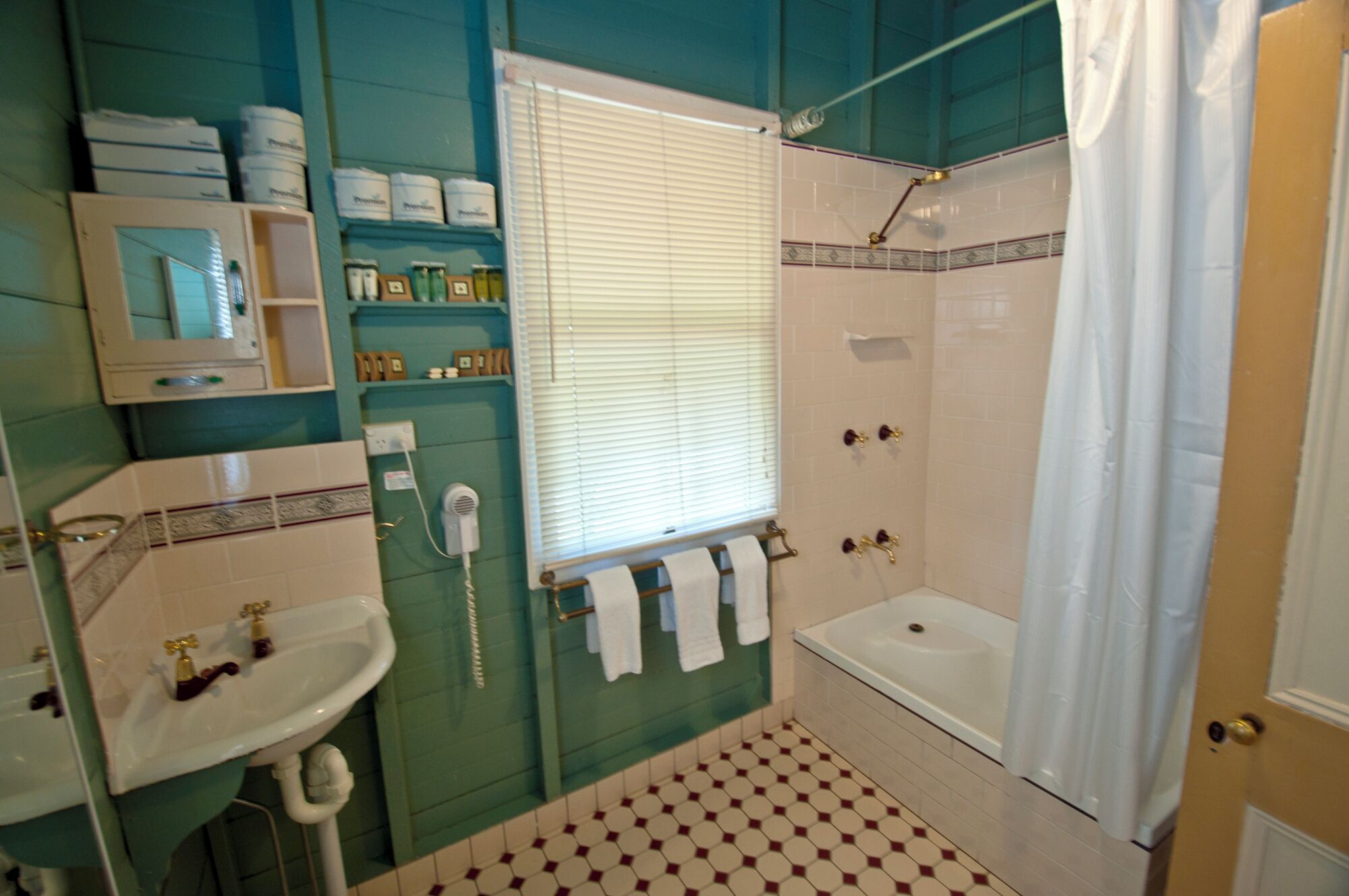 traditional cottage | bathroom | free toiletries, hair dryer, towels