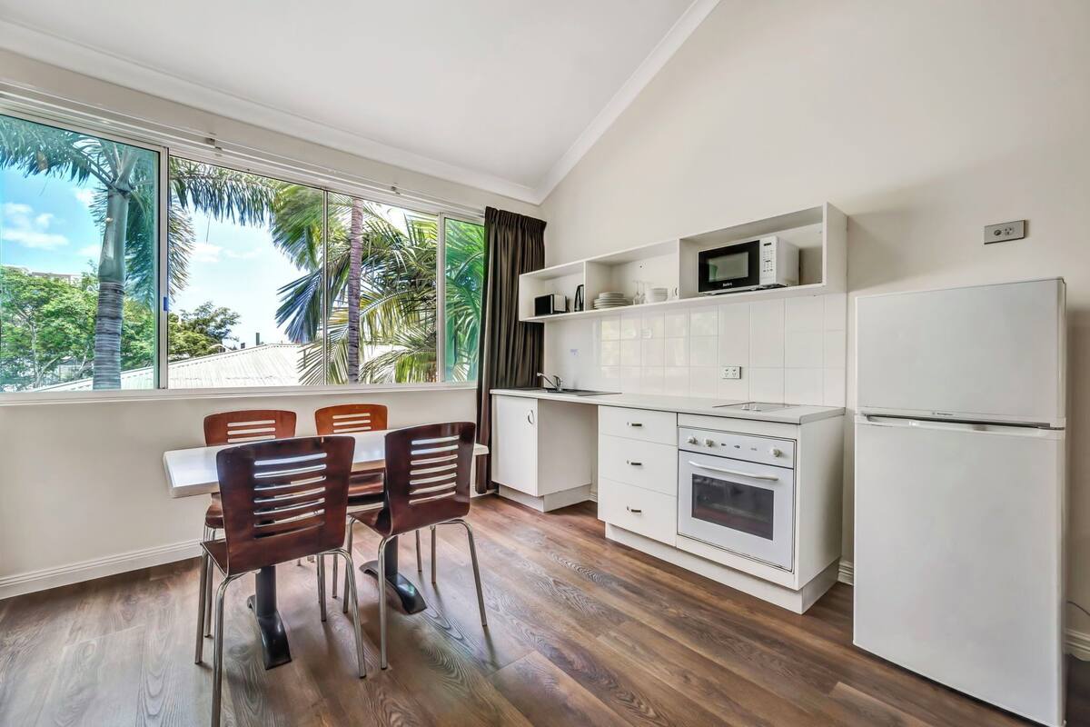 executive apartment, 1 queen bed | private kitchen | fridge, coffee/tea maker, electric kettle