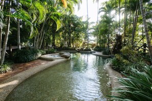 Outdoor pool, sun loungers - City Oasis Inn Townsville, SureStay Collection by BW (Townsville)