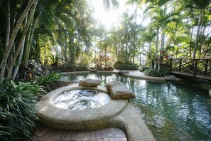 Outdoor pool, sun loungers - City Oasis Inn Townsville, SureStay Collection by BW (Townsville)
