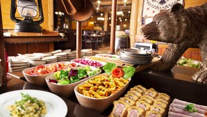 A buffet with various dishes, including pasta, salads, and meat. - Disney Davy Crockett Ranch (Bailly-Romainvilliers)