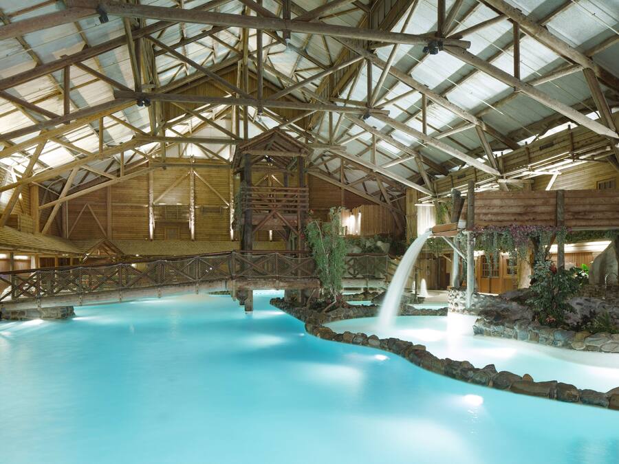 Een binnenzwembad, open van 09.00 uur tot 22.00 uur, en ligstoelen