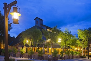 Guests can enjoy a traditional atmosphere with a cozy outdoor seating area featuring benches and tables.