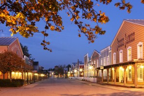 Una calle bordeada de edificios históricos, incluyendo uno con la señalización 'Jesse James'.