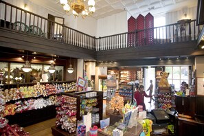 Gift shop - Disney Hotel Cheyenne (Coupvray)