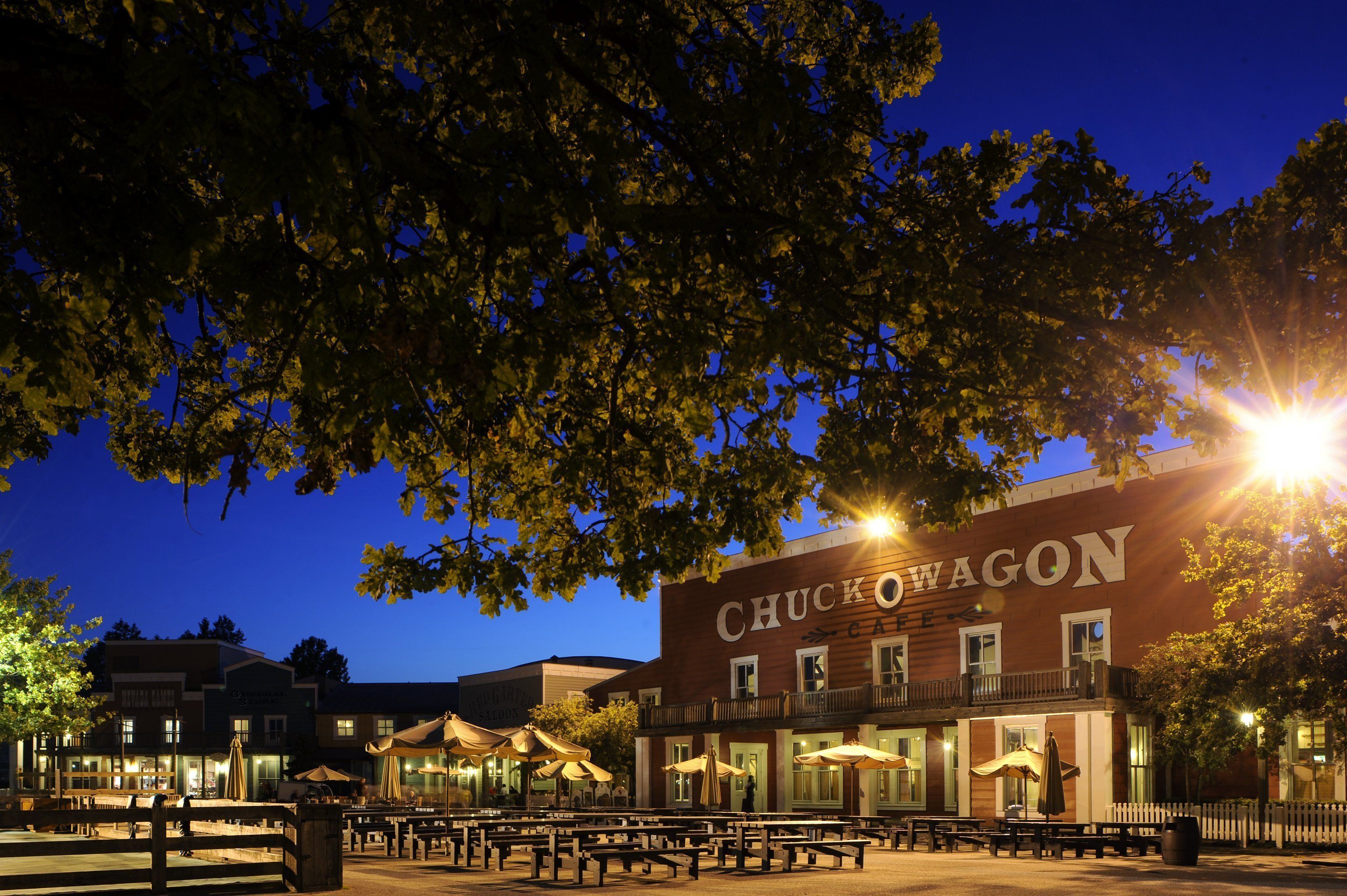 Vista frontal de la propiedad por la tarde o noche