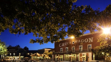 Majoituspaikan julkisivu illalla/yöllä