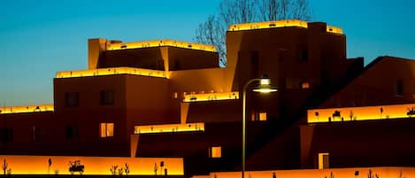 住宿正面 - 傍晚/夜晚