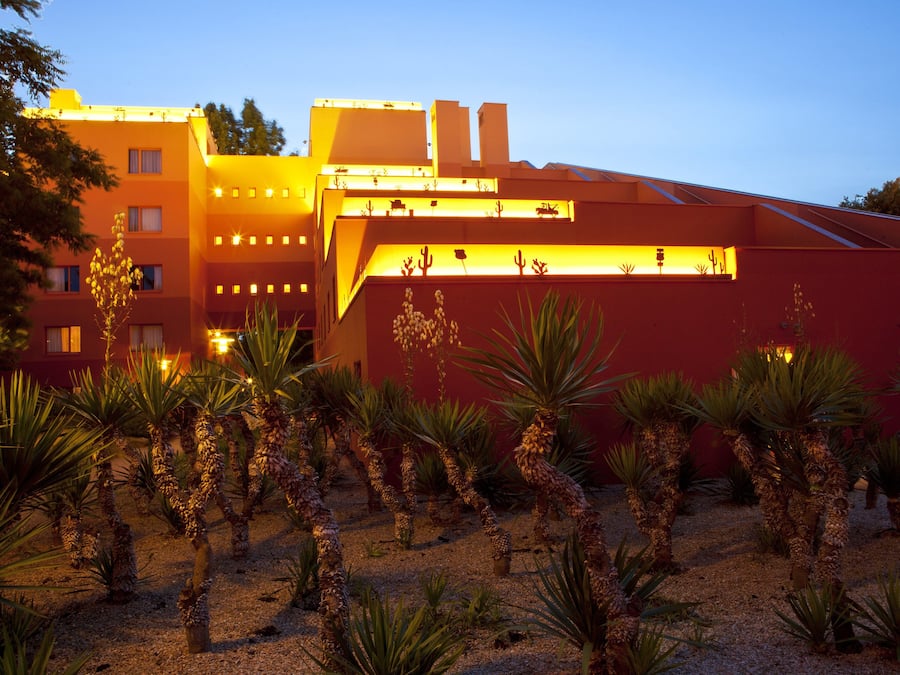 Voorkant accommodatie - avond/nacht