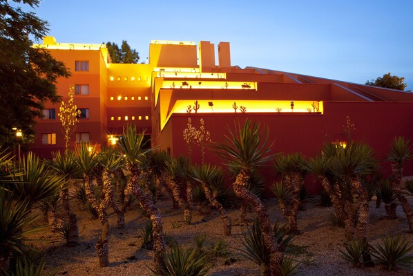 Front of property – evening/night - Disney Hotel Santa Fe (Coupvray)