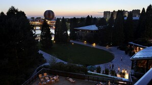 A resort with a hot air balloon, a pool, and a deck with outdoor seating. - Disney Sequoia Lodge (Coupvray)