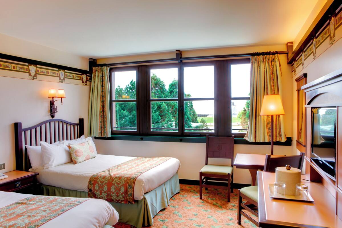 In-room safe, blackout drapes, soundproofing