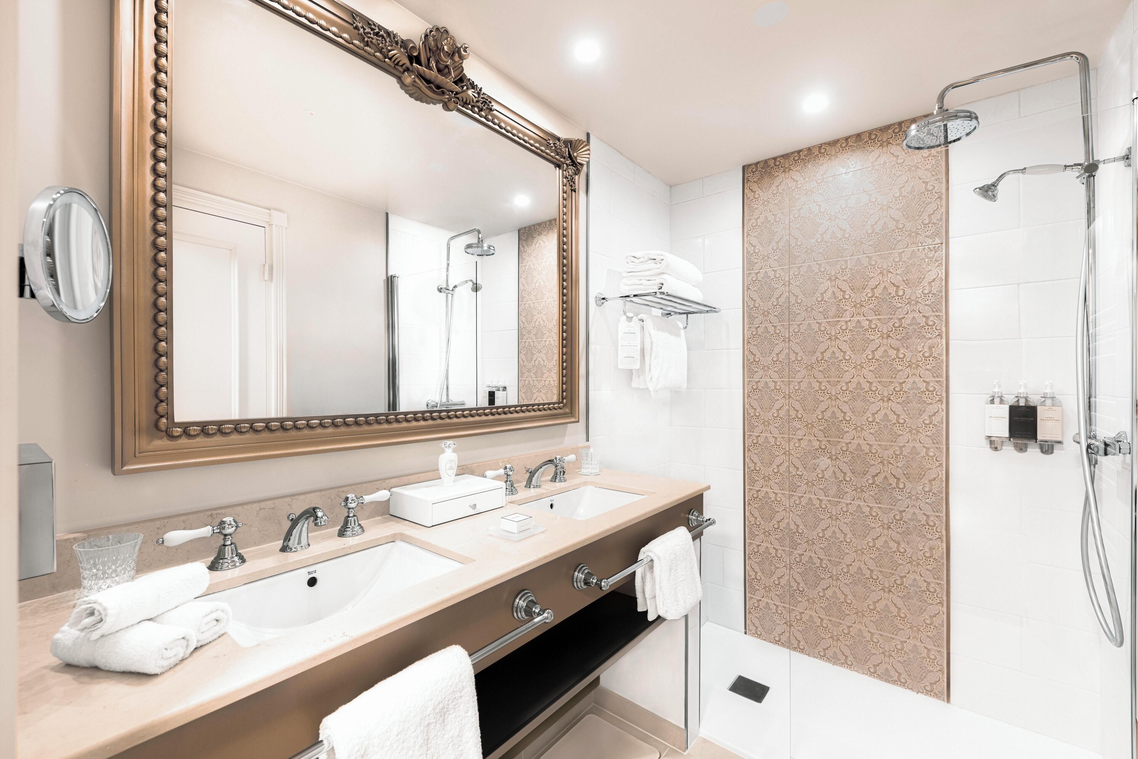 deluxe room | bathroom | free toiletries, hair dryer, bathrobes, slippers