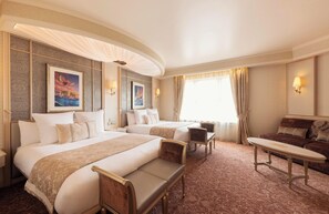 Superior Room (Familiale) | Premium bedding, in-room safe, desk, blackout drapes - Disneyland® Hotel (Chessy)