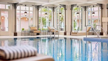 Een binnenzwembad, open van 07.00 uur tot 22.00 uur, en ligstoelen
