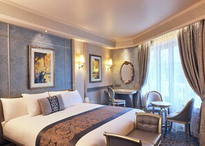 Ropa de cama de alta calidad y caja de seguridad en la habitación