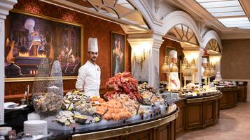 Un bufé con mariscos, un chef y una decoración interior elegante.